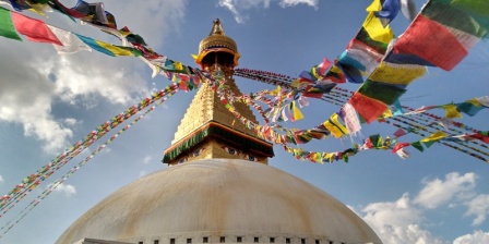 Estupa de Boudhanath en Nepal cubierta de banderas de oración tibetanas